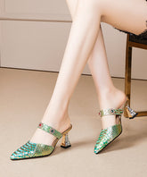 Blaue, stilvolle Sandalen mit klobigem Absatz und spitzer Zehenpartie